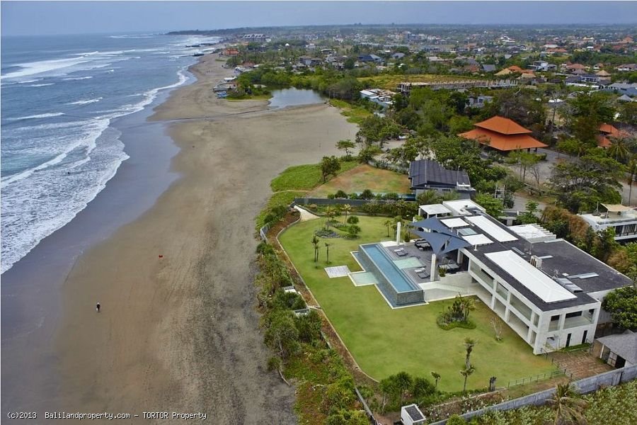 Exclusive freehold beachfront 6 suite villa estate