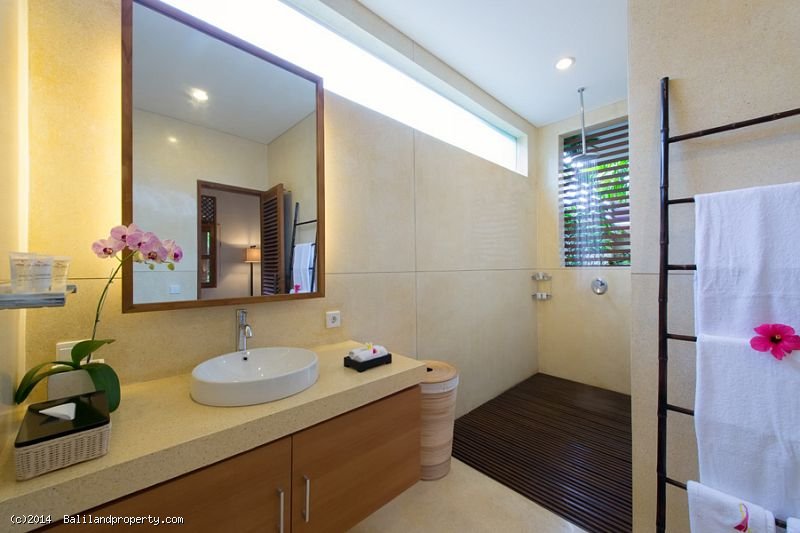 Freehold 4 bedroom villa home on 800m2