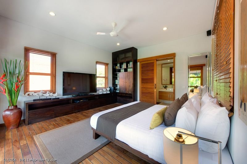 Freehold 4 bedroom villa home on 800m2