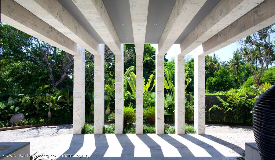 Exclusive freehold beachfront 6 suite villa estate