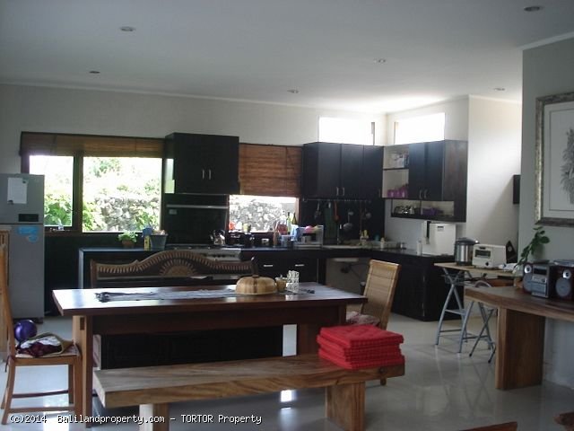 Villa with 3 bedrooms on 2400m2 land with views