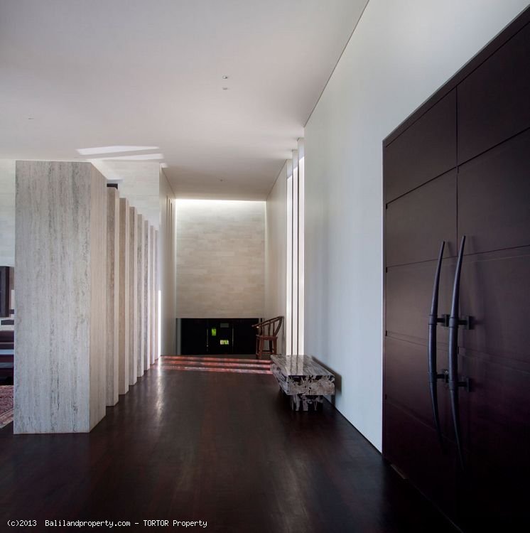 Exclusive freehold beachfront 6 suite villa estate