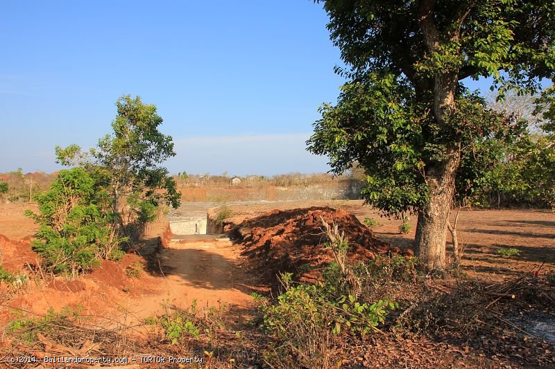 Square shaped 2,500 m2 land quiet spot