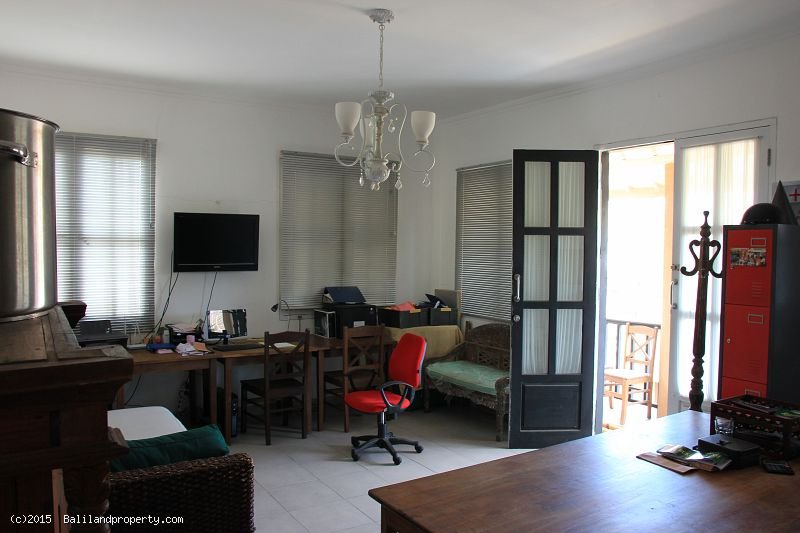Licenced cafe restaurant apartment for sale