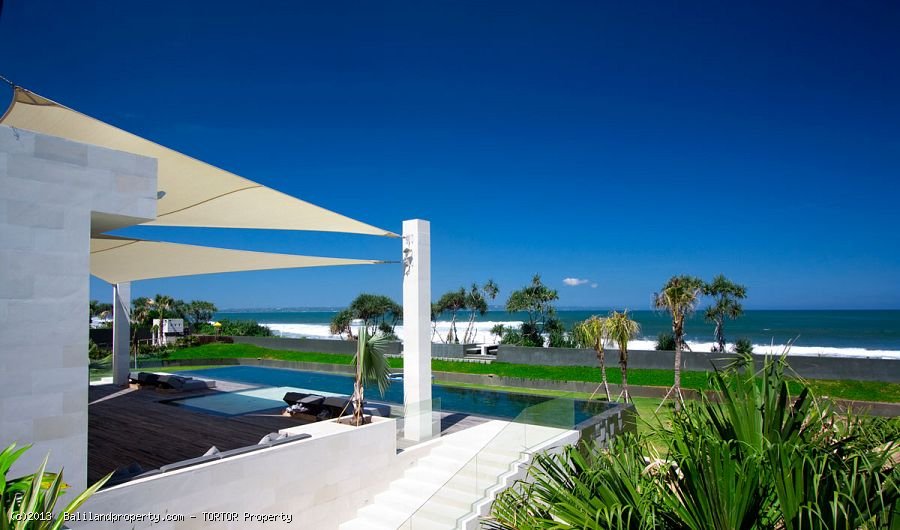 Exclusive freehold beachfront 6 suite villa estate