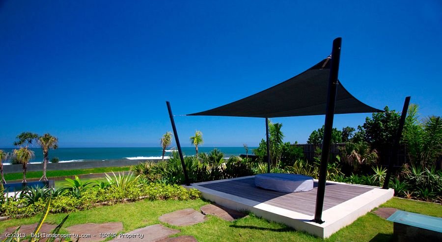 Exclusive freehold beachfront 6 suite villa estate