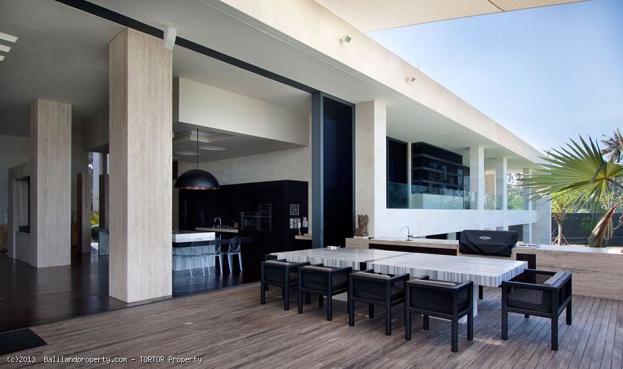 Exclusive freehold beachfront 6 suite villa estate