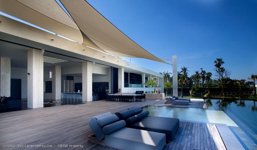 Exclusive freehold beachfront 6 suite villa estate