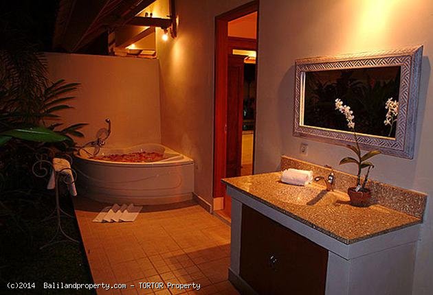 Freehold 3 villa 8 bedroom compound in Umalas