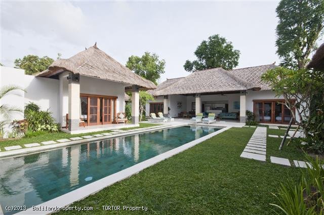 Two adjoining villas with 6 bedrooms