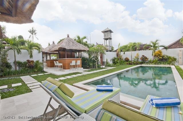 Two adjoining villas with 6 bedrooms