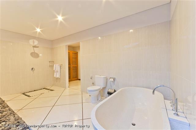 Two adjoining villas with 6 bedrooms