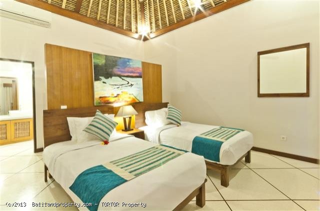 Two adjoining villas with 6 bedrooms