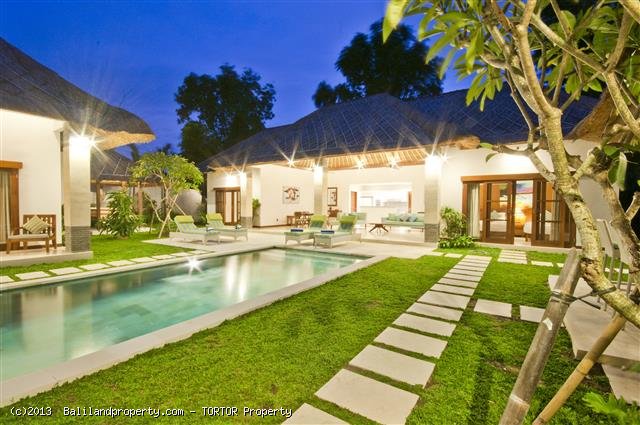 Two adjoining villas with 6 bedrooms